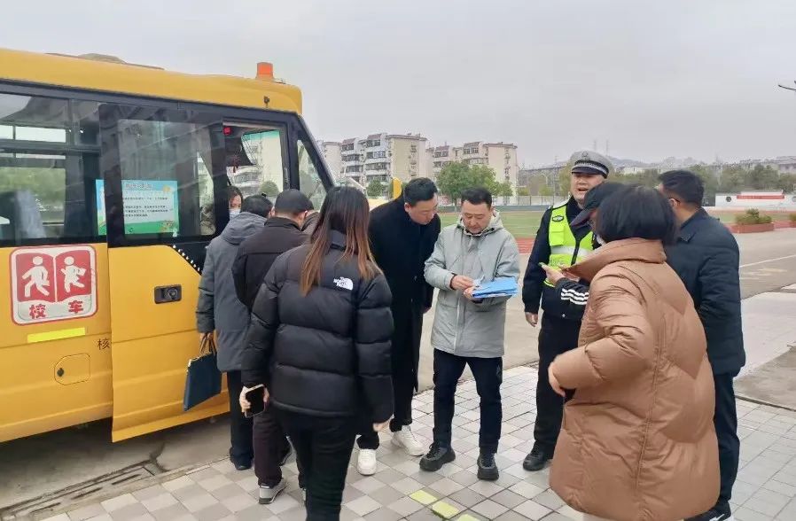 擰緊校車“安全閥” 筑牢學生“平安路”