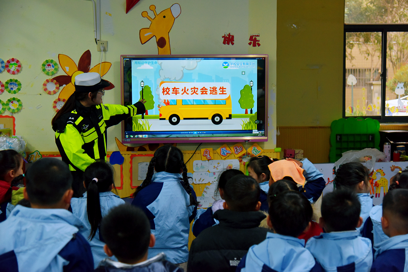 擰緊校車“安全閥” 筑牢學生“平安路”