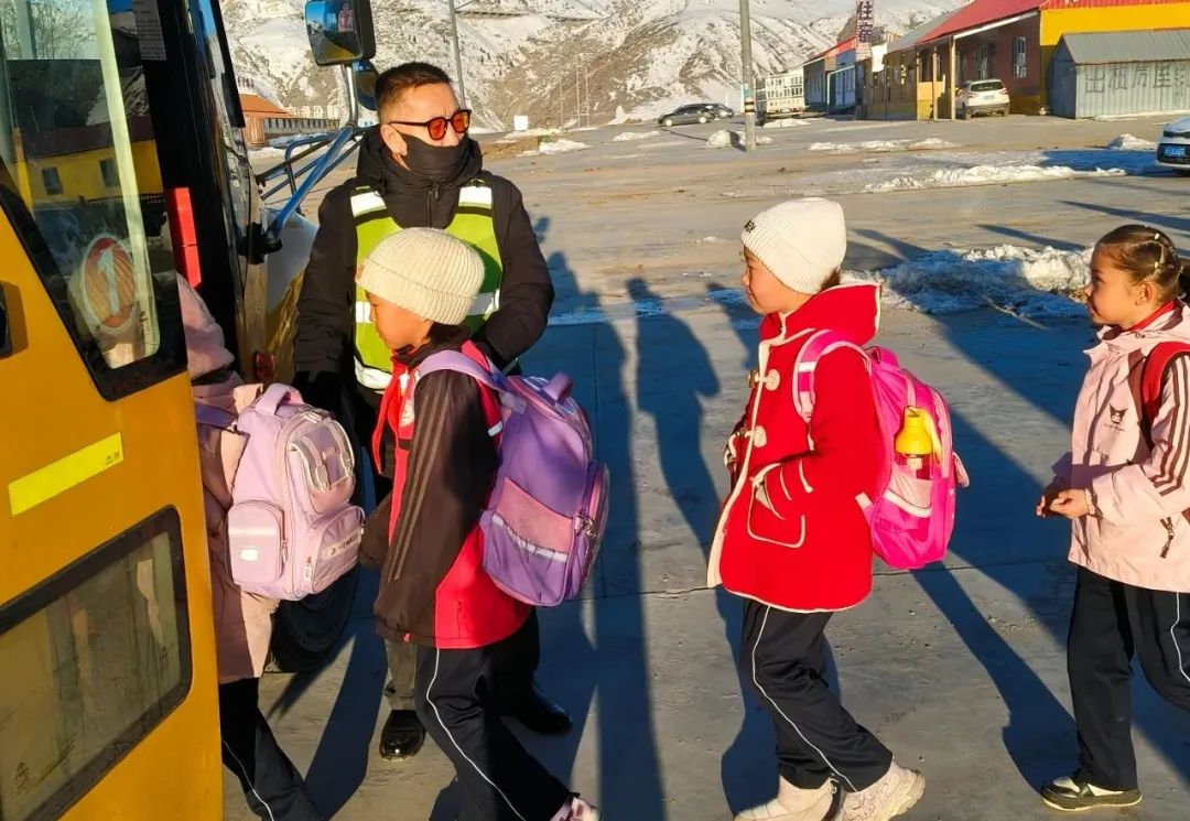 【蒲公綠色課堂·安全】--沖乎爾鎮(zhèn)寄宿制中護(hù)航成長(zhǎng)校車(chē)安全