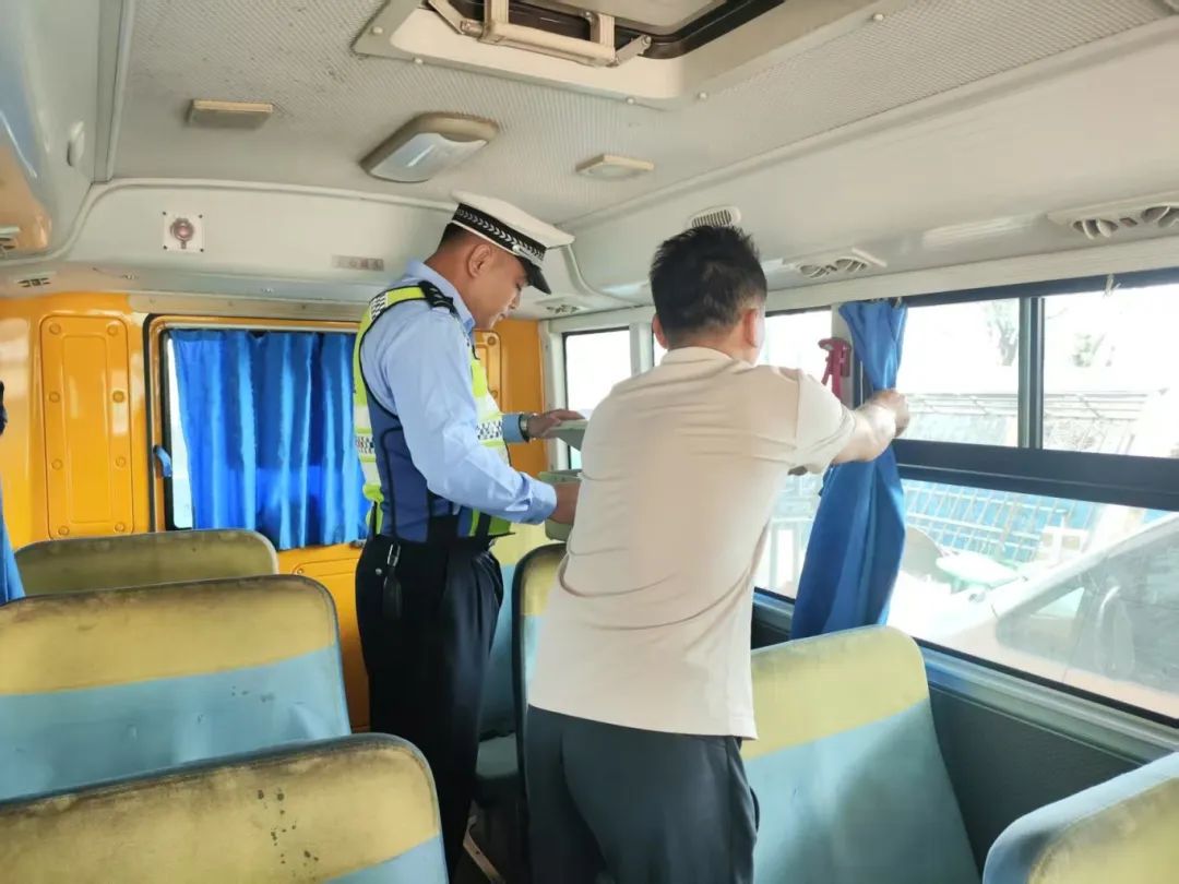 從源頭抓起!樂東公安交警走進多家幼兒園開展校車安全檢查和交通安全宣傳 微信圖片_20250328100749.jpg
