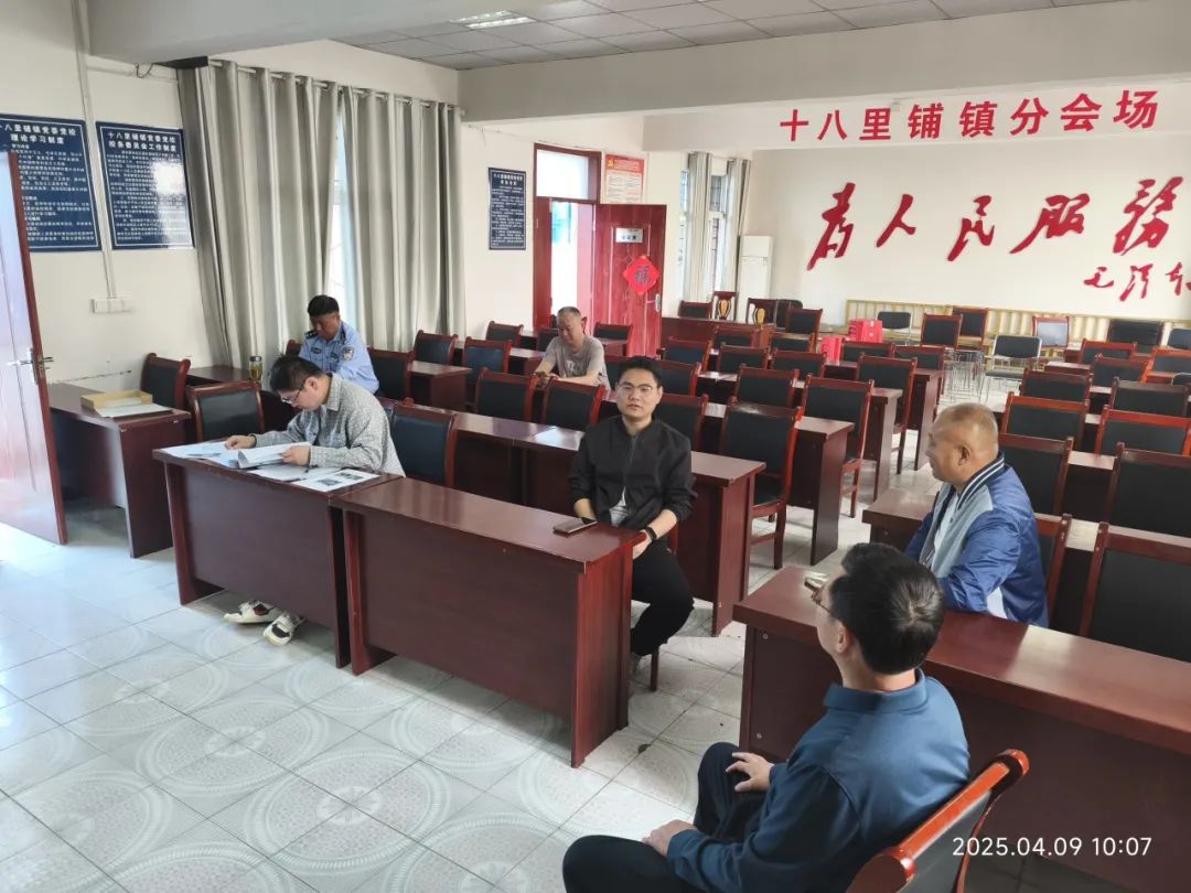 縣應(yīng)急管理局檢查組到十八里鋪鎮(zhèn)檢查校車安全隱患排查整治工作