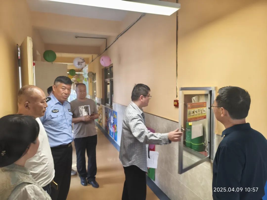 縣應(yīng)急管理局檢查組到十八里鋪鎮(zhèn)檢查校車安全隱患排查整治工作