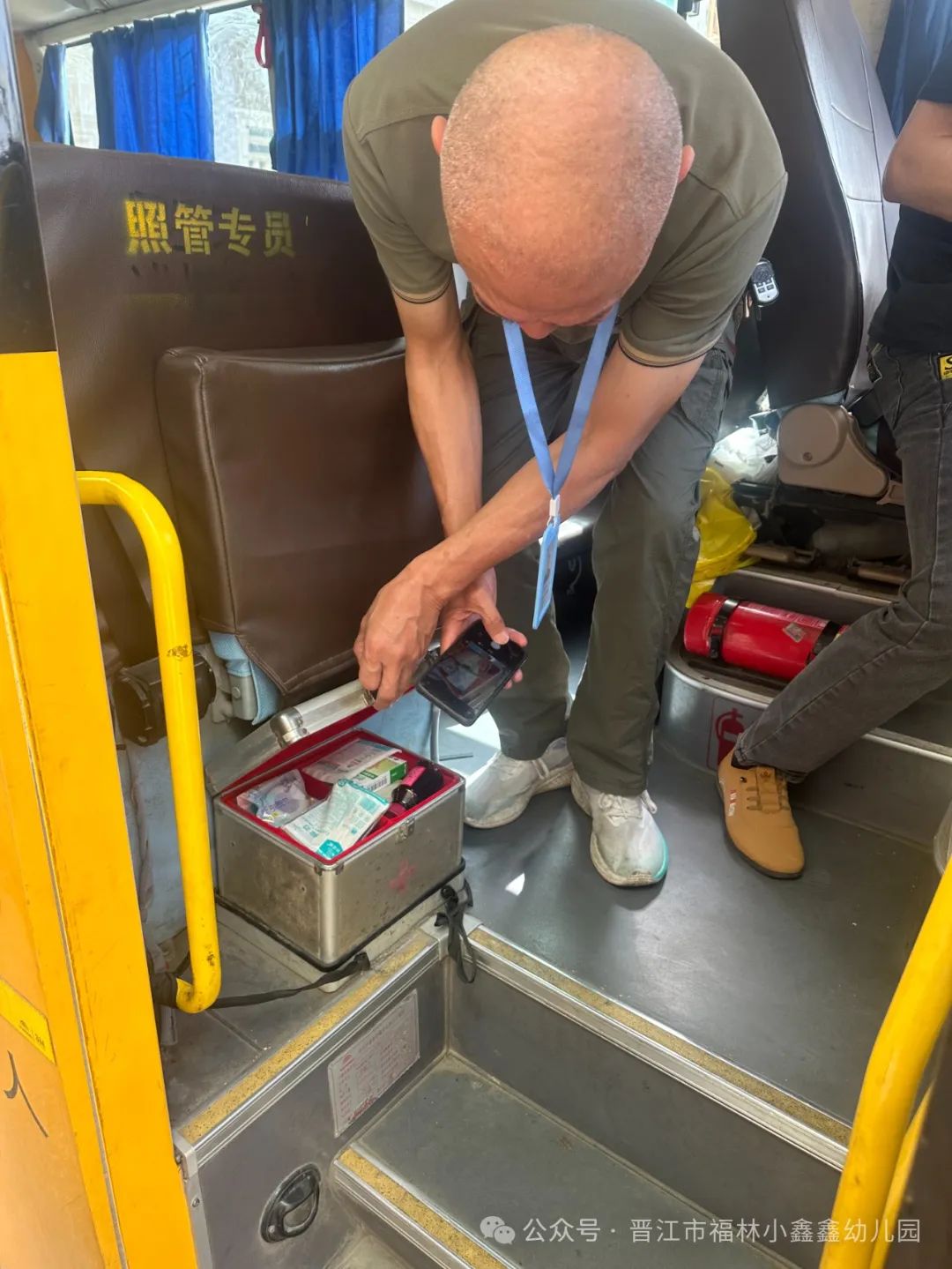 【校車檢查】“平安校車 安全‘童’行”——小鑫鑫幼兒園迎接校車安全檢查