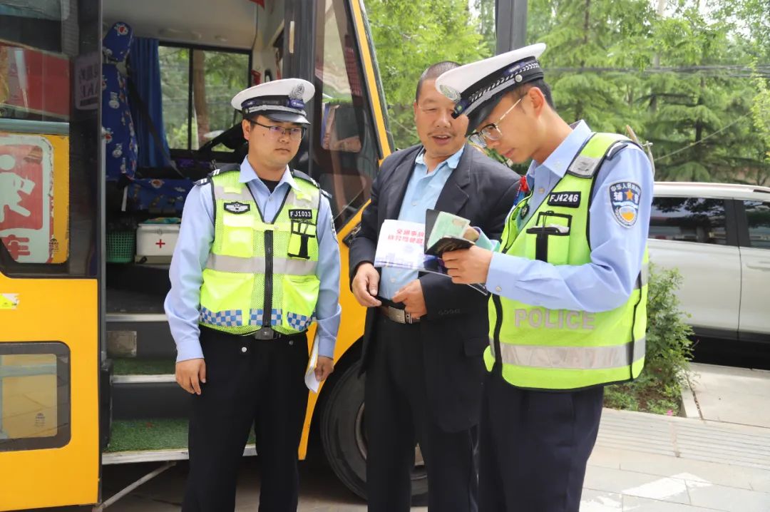 臨洮高速交警開展校車安全檢查 保駕學生平安出行