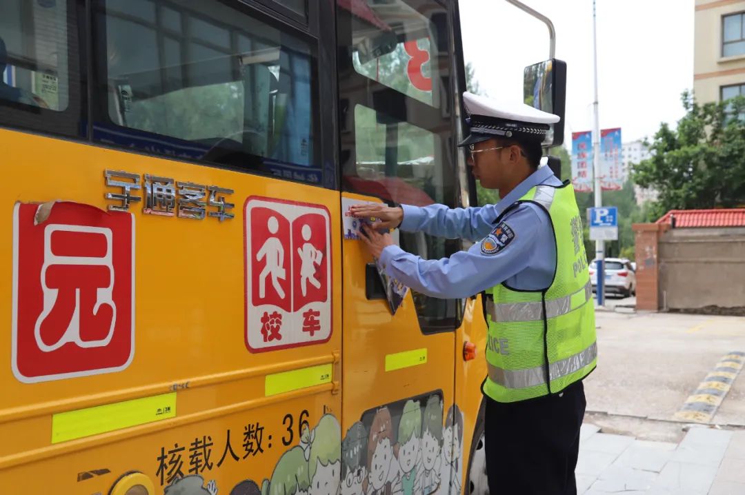 臨洮高速交警開展校車安全檢查 保駕學生平安出行