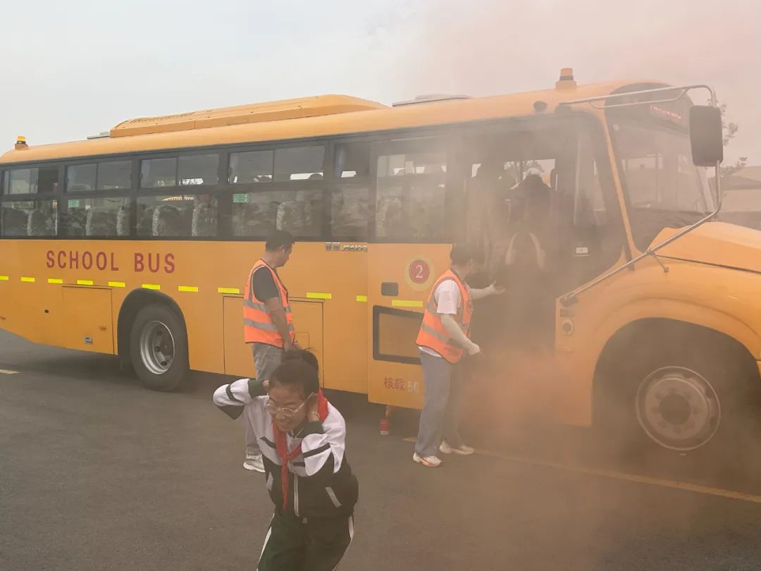 消防意識入人心 應(yīng)急預(yù)案護(hù)平安——射陽縣海都實驗小學(xué)校車消防應(yīng)急疏散演練 圖片