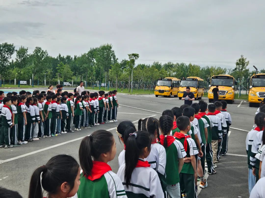 消防意識入人心 應(yīng)急預(yù)案護(hù)平安——射陽縣海都實驗小學(xué)校車消防應(yīng)急疏散演練 圖片