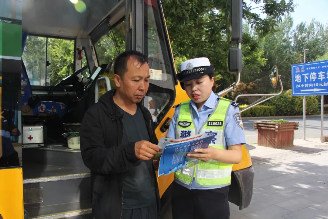 【交管動態(tài)】臨洮公安交警強化校車安全宣傳檢查 擰緊出行“安全閥”