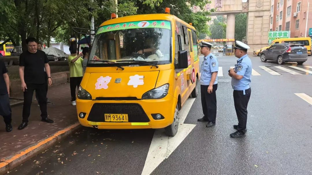 肇東交警大隊聯合多部門突擊開展校車安全大檢查行動