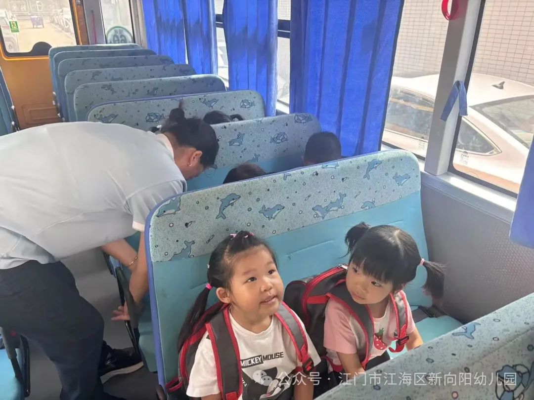 【安全乘校車，平安伴我行】--江海區新向陽幼兒園校車安全演練