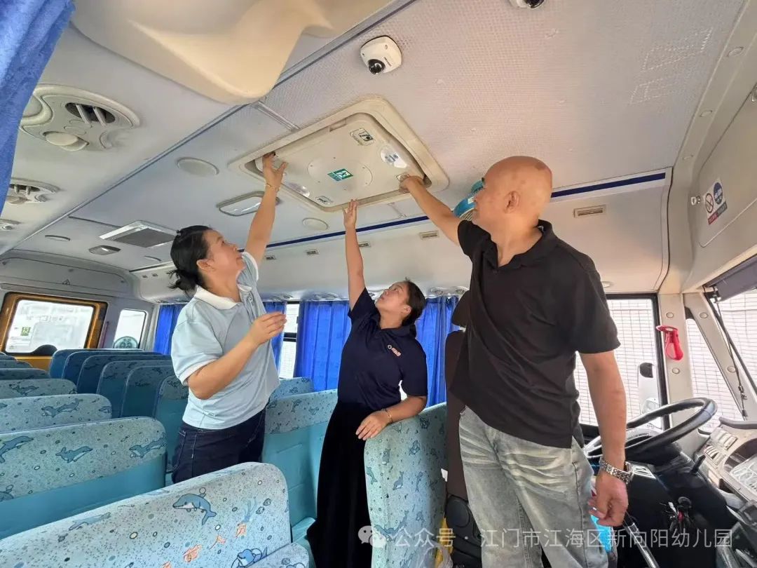 【安全乘校車，平安伴我行】--江海區新向陽幼兒園校車安全演練