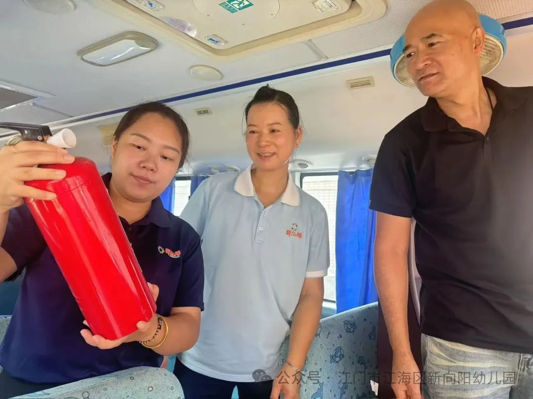 【安全乘校車，平安伴我行】--江海區新向陽幼兒園校車安全演練