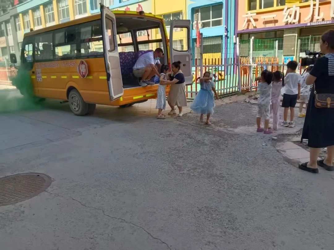 【志愿服務】安全“童”行,志愿護航!——我市多部門聯動開展校車安全應急演練,共筑平安上學路 圖片