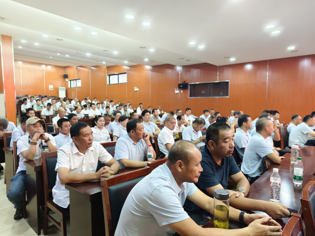 “大鼻子”校車整裝待發(fā)，迎接學子平安返校