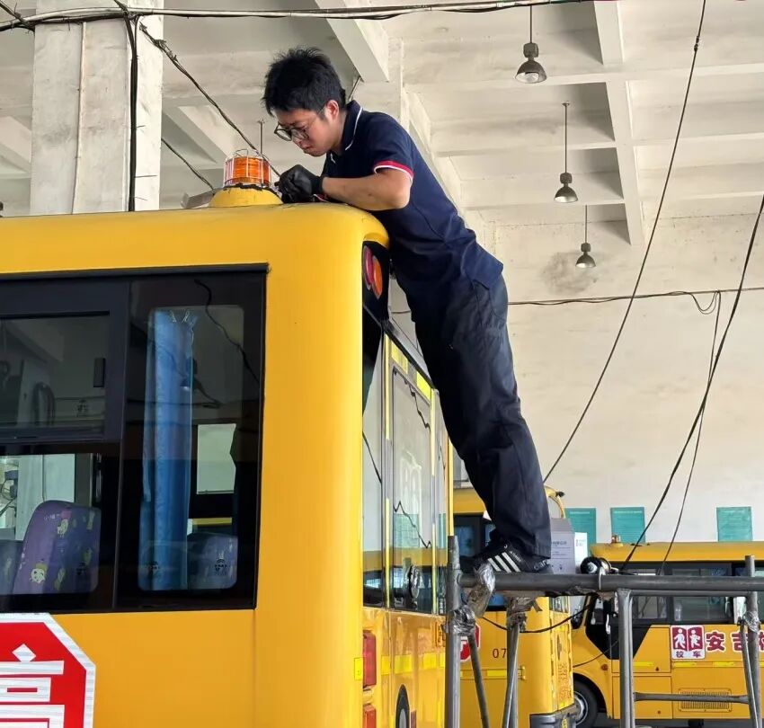 “大鼻子”校車整裝待發(fā)，迎接學子平安返校