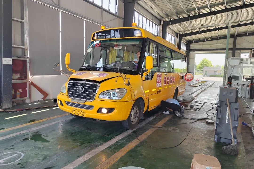 “大鼻子”校車整裝待發(fā)，迎接學子平安返校