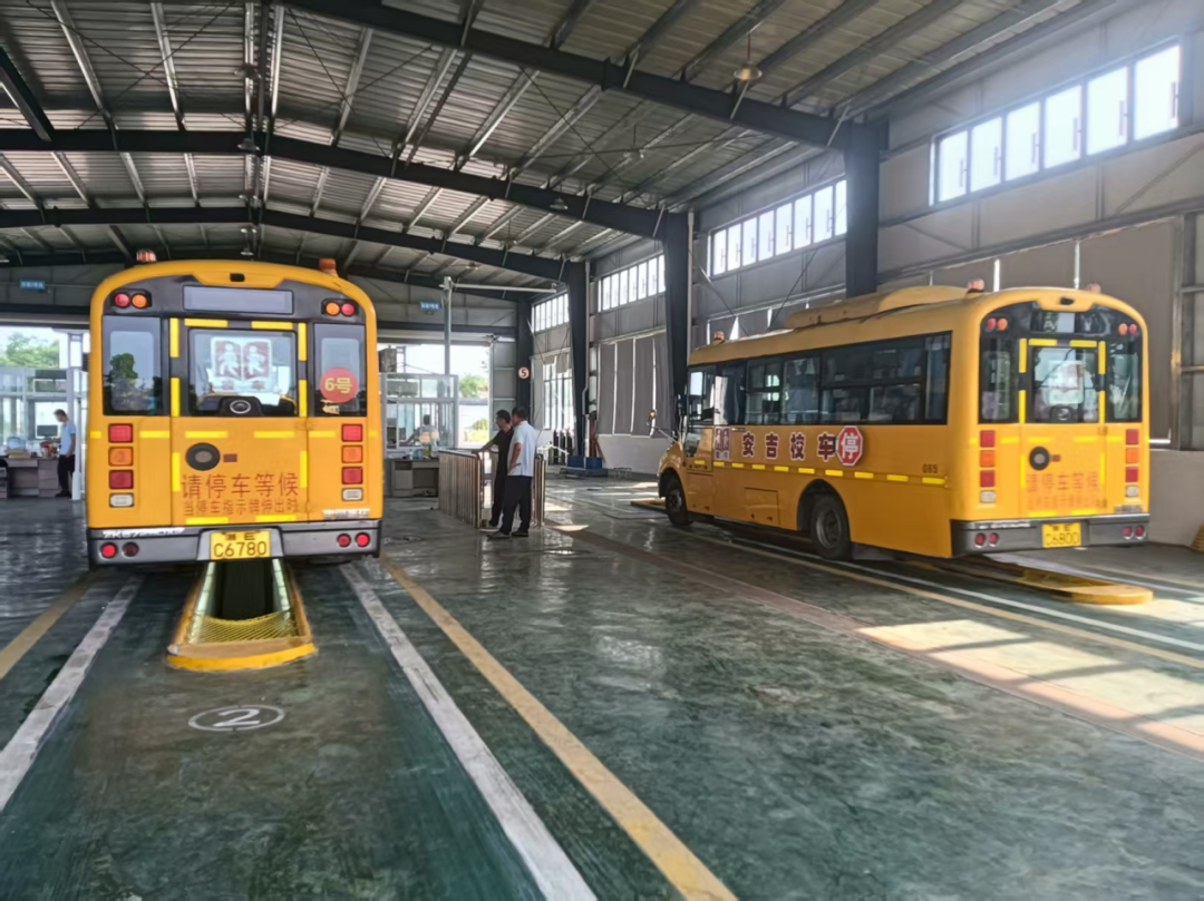 “大鼻子”校車整裝待發(fā)，迎接學子平安返校