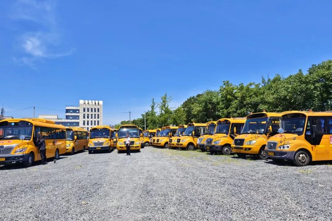 “大鼻子”校車整裝待發(fā)，迎接學子平安返校