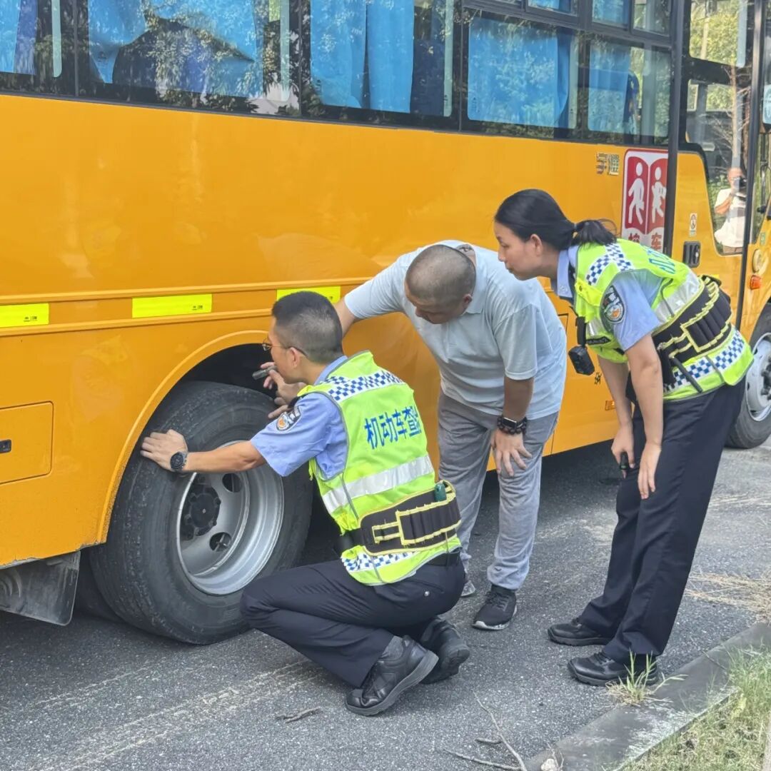 “大鼻子”校車整裝待發(fā)，迎接學子平安返校