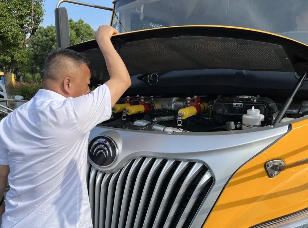 “大鼻子”校車整裝待發(fā)，迎接學子平安返校