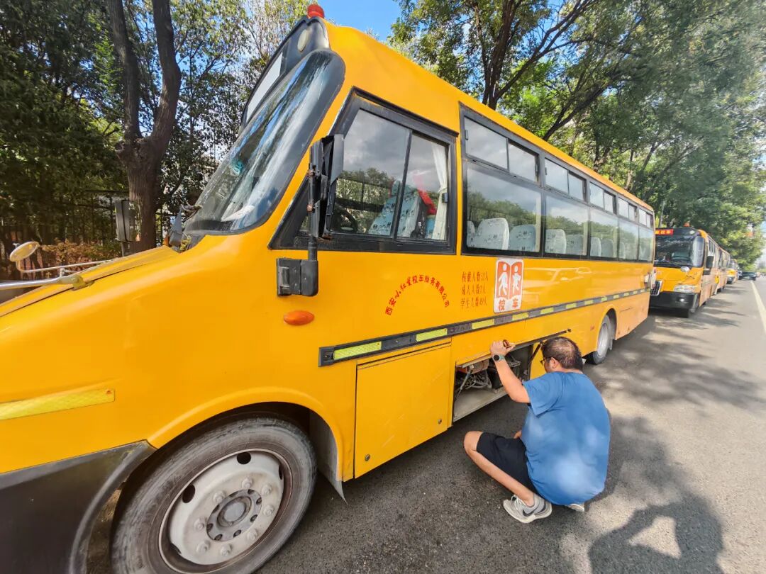 校車就位,安全到位,小紅星貼心守護上學路 校車就位,安全到位,小紅星貼心守護上學路