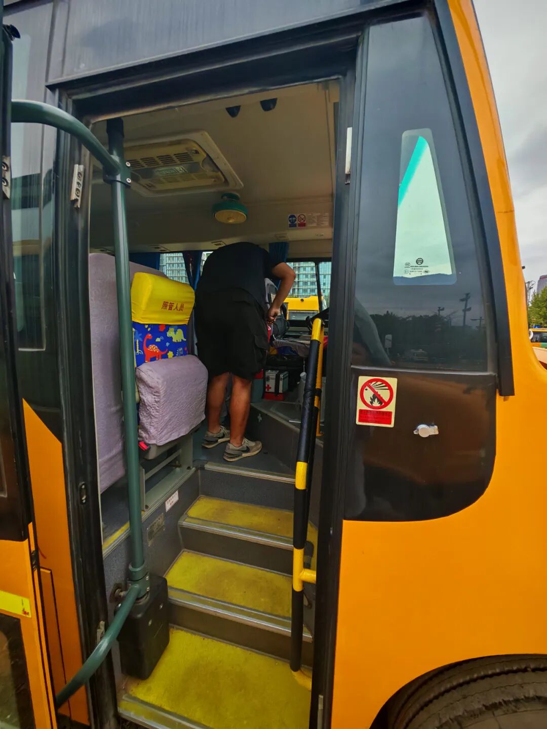 校車就位,安全到位,小紅星貼心守護上學路 校車就位,安全到位,小紅星貼心守護上學路