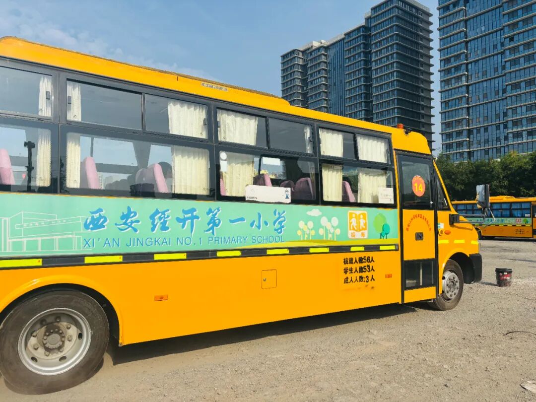 校車就位,安全到位,小紅星貼心守護上學路 校車就位,安全到位,小紅星貼心守護上學路