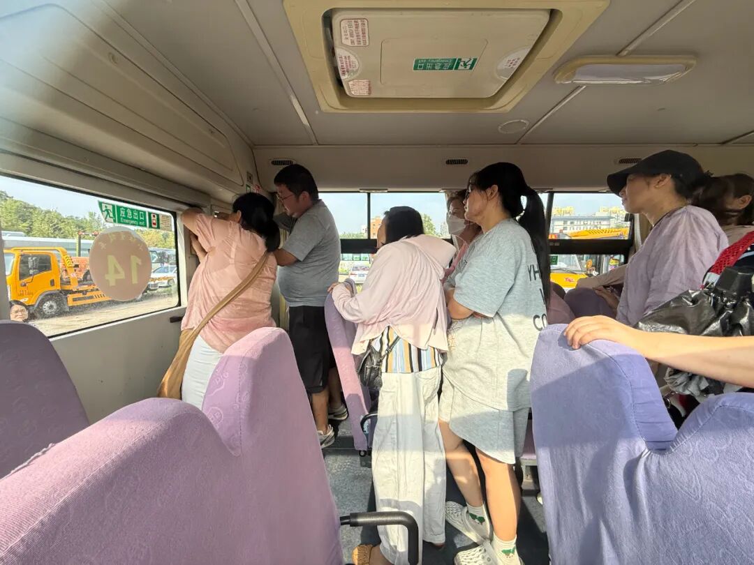 校車就位,安全到位,小紅星貼心守護上學路 校車就位,安全到位,小紅星貼心守護上學路