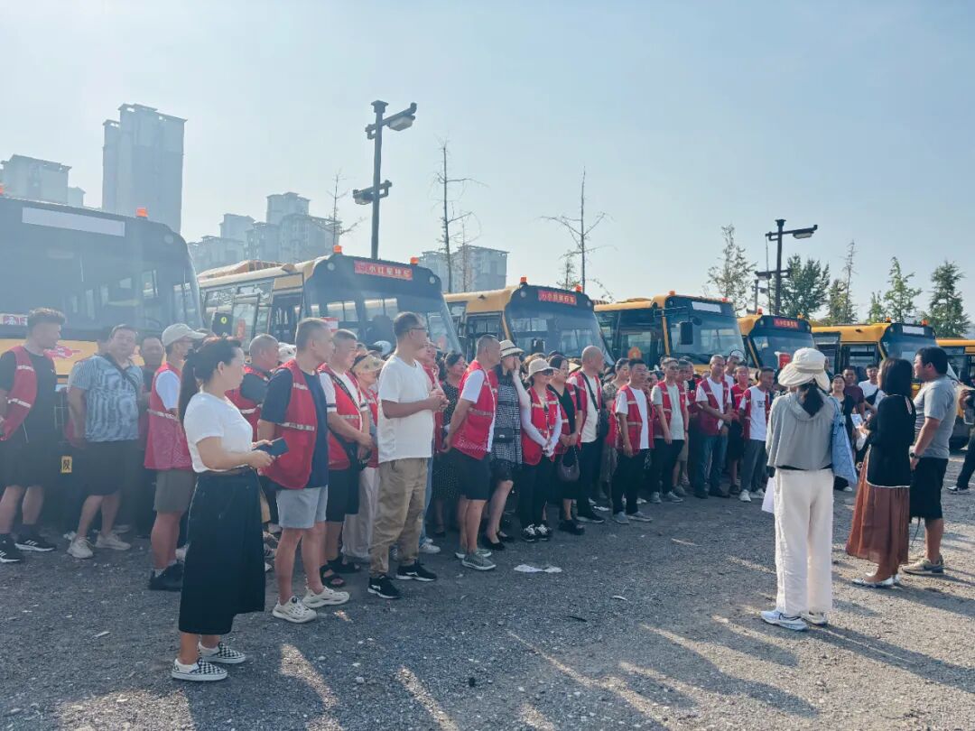 校車就位,安全到位,小紅星貼心守護上學路 校車就位,安全到位,小紅星貼心守護上學路