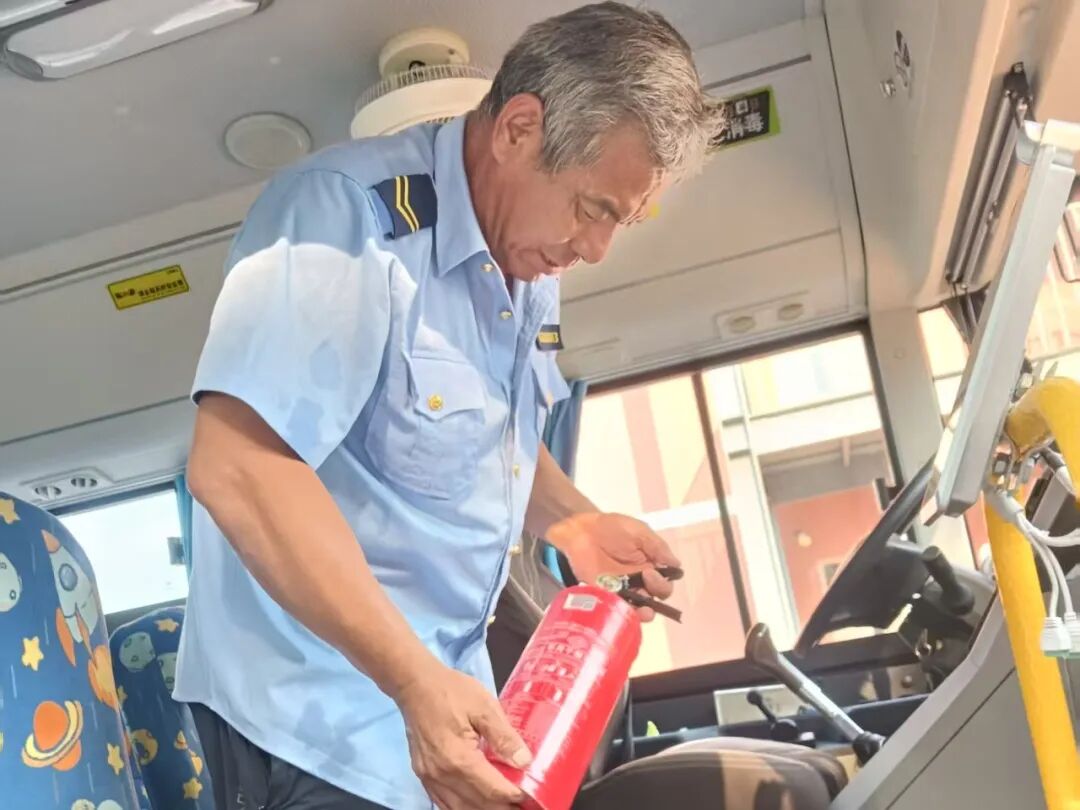 【安全可靠 服務高效】— 歡迎您乘坐西青校車