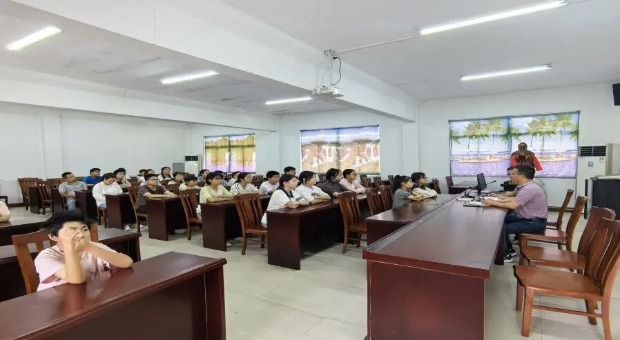 筑牢校車安全防線 守護學生平安出行——樓王初中開展校車安全教育活動