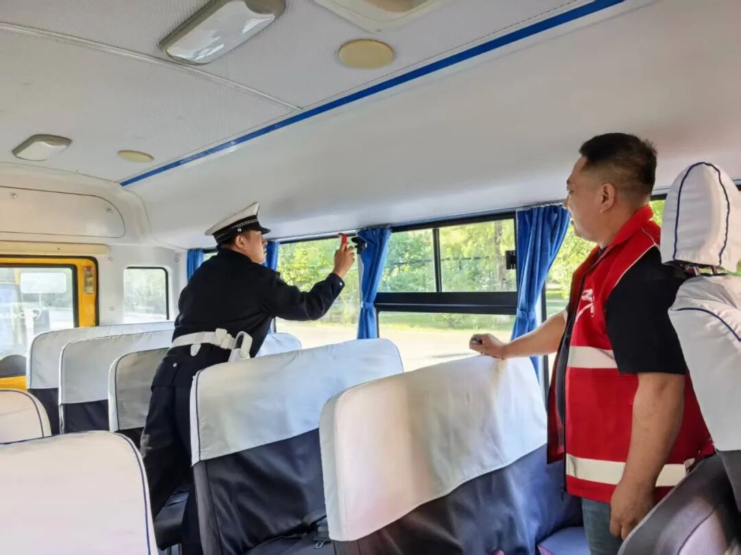 前進(jìn)交警大隊(duì)深入轄區(qū)校車企業(yè)開展安全檢查和宣傳教育/ 前進(jìn)交警大隊(duì)深入轄區(qū)校車企業(yè)開展安全檢查和宣傳教育