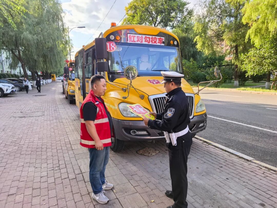 前進(jìn)交警大隊(duì)深入轄區(qū)校車企業(yè)開展安全檢查和宣傳教育/ 前進(jìn)交警大隊(duì)深入轄區(qū)校車企業(yè)開展安全檢查和宣傳教育