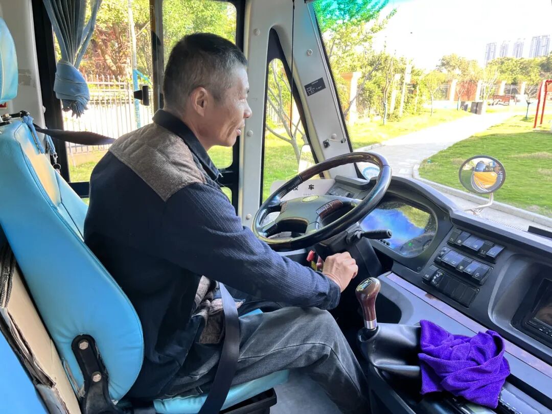 筑牢校車安全 守護成長之路 —— 紅蓮湖第二幼兒園校車安全應急演練活動