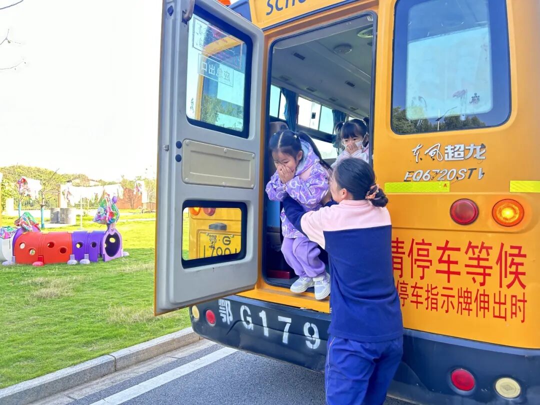 筑牢校車安全 守護成長之路 —— 紅蓮湖第二幼兒園校車安全應急演練活動