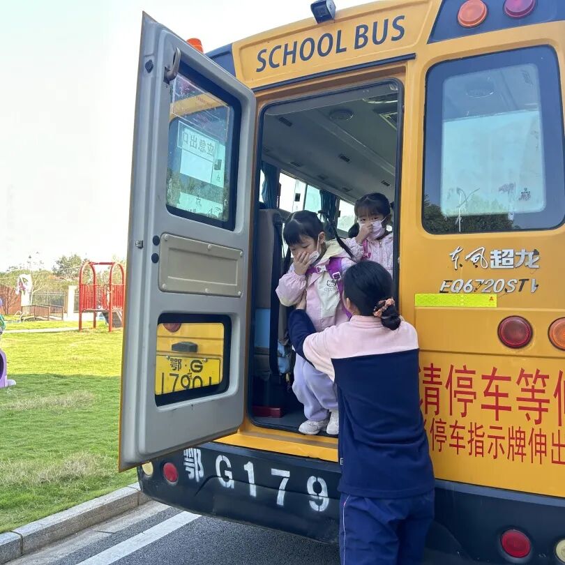 筑牢校車安全 守護成長之路 —— 紅蓮湖第二幼兒園校車安全應急演練活動