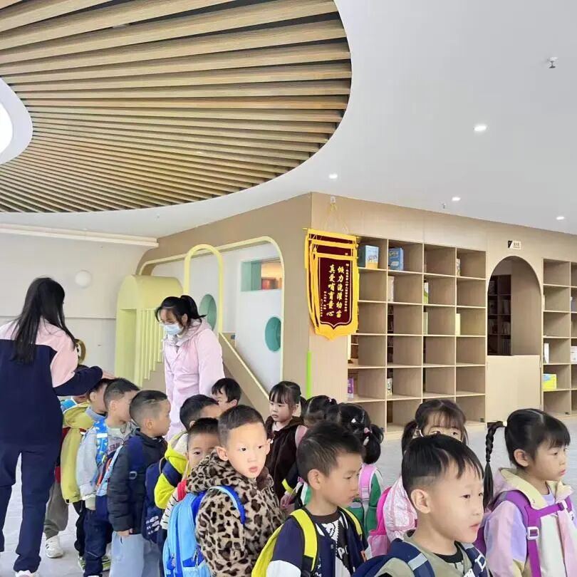 筑牢校車安全 守護成長之路 —— 紅蓮湖第二幼兒園校車安全應急演練活動