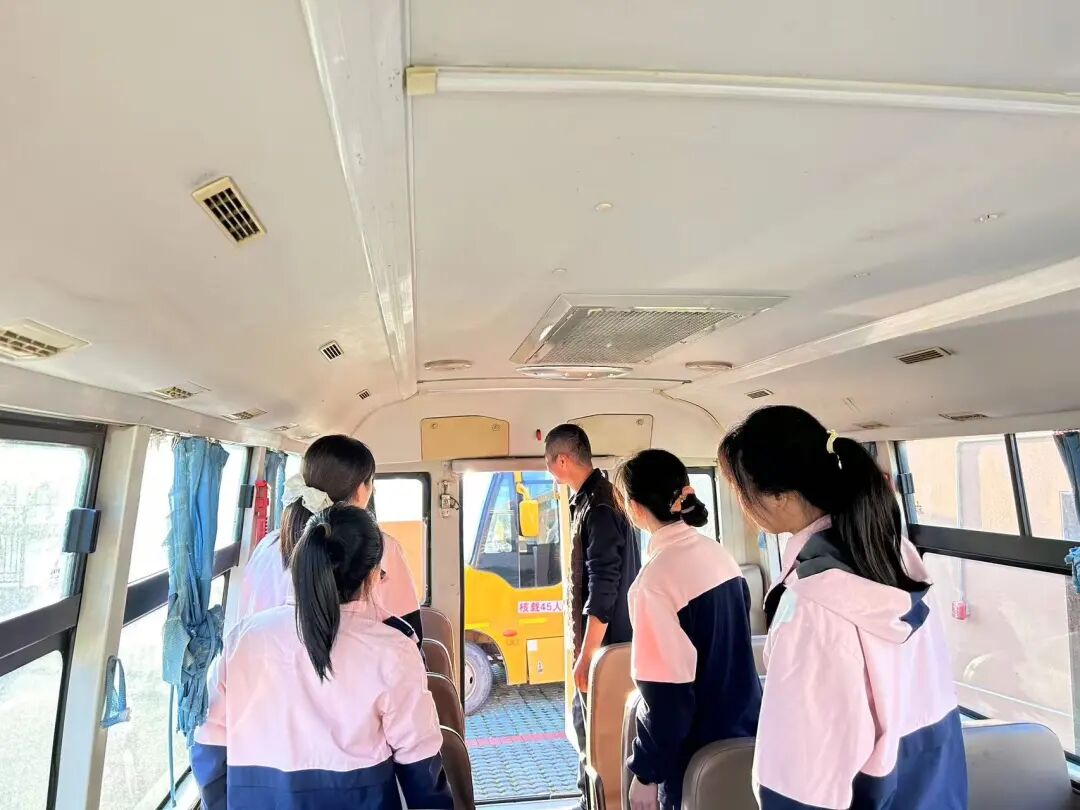 筑牢校車安全 守護成長之路 —— 紅蓮湖第二幼兒園校車安全應急演練活動