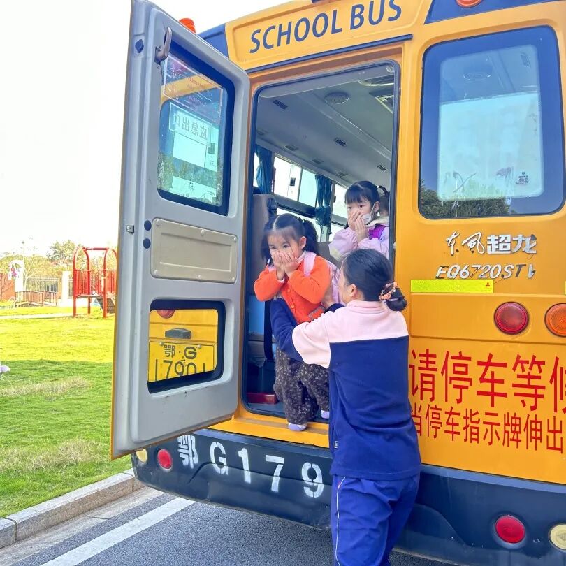 筑牢校車安全 守護成長之路 —— 紅蓮湖第二幼兒園校車安全應急演練活動