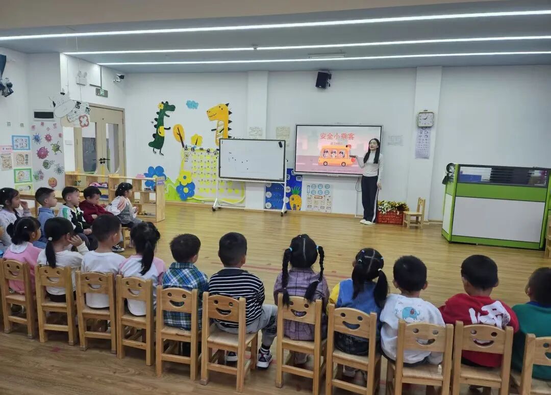 筑牢校車安全 守護成長之路 —— 紅蓮湖第二幼兒園校車安全應急演練活動