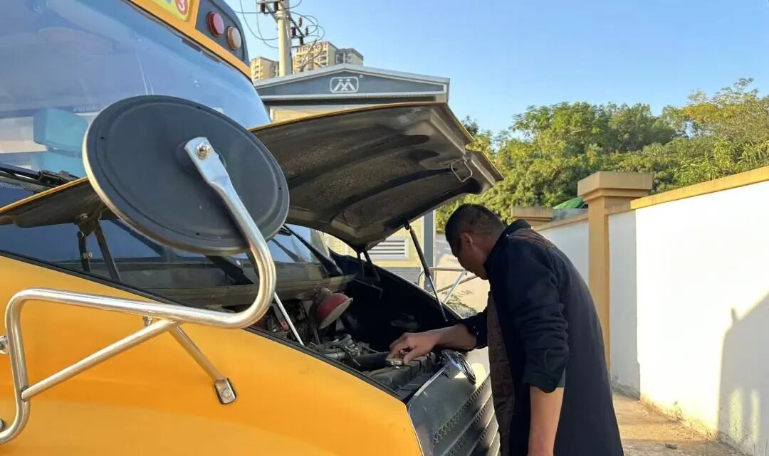 筑牢校車安全 守護成長之路 —— 紅蓮湖第二幼兒園校車安全應急演練活動