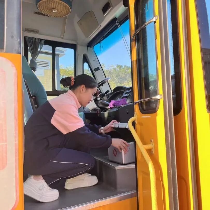 筑牢校車安全 守護成長之路 —— 紅蓮湖第二幼兒園校車安全應急演練活動