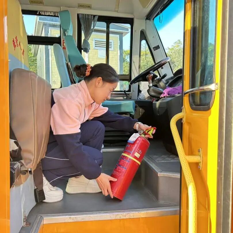 筑牢校車安全 守護成長之路 —— 紅蓮湖第二幼兒園校車安全應急演練活動