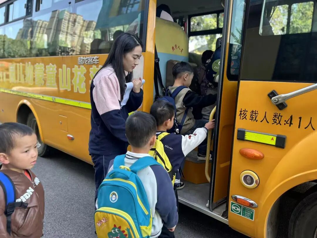 筑牢校車安全 守護成長之路 —— 紅蓮湖第二幼兒園校車安全應急演練活動