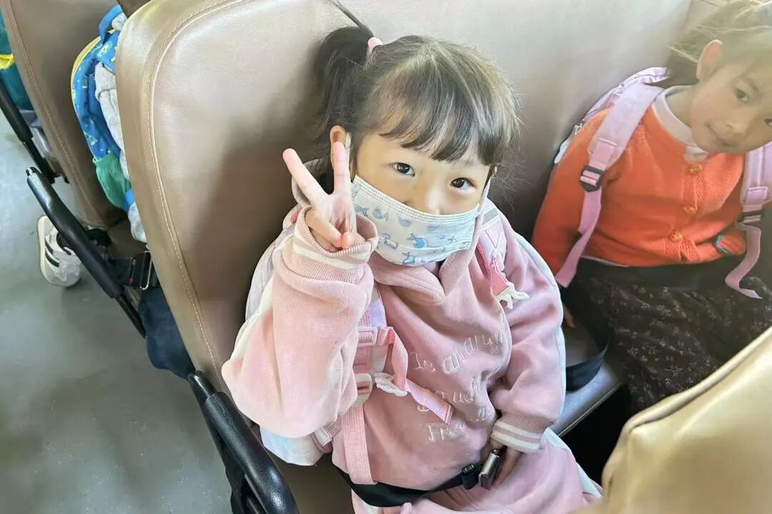 筑牢校車安全 守護成長之路 —— 紅蓮湖第二幼兒園校車安全應急演練活動