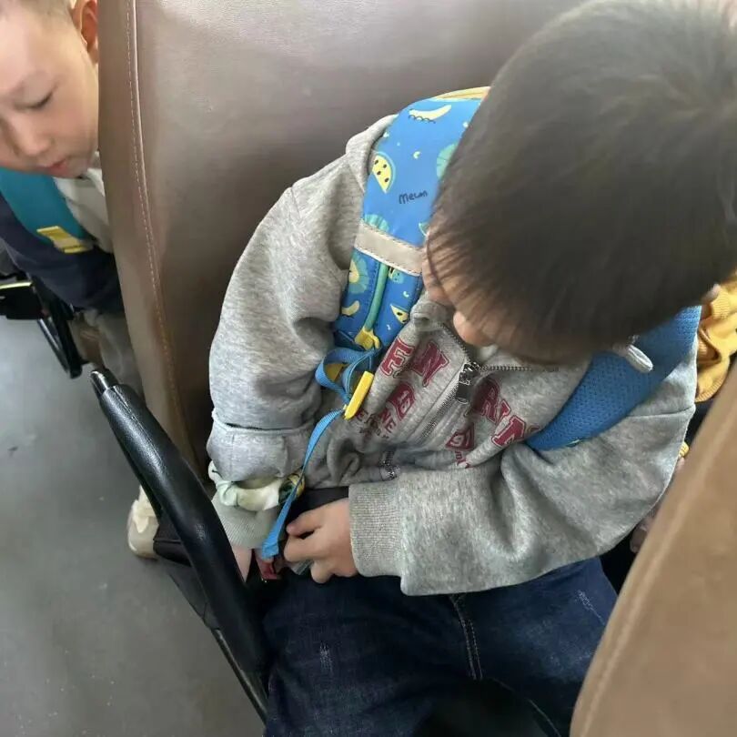 筑牢校車安全 守護成長之路 —— 紅蓮湖第二幼兒園校車安全應急演練活動