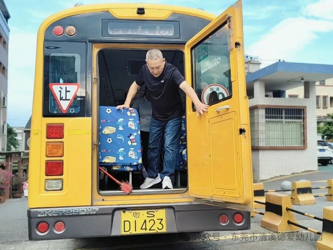 平安出行 防患未然——德愛幼兒園校車安全應急演練