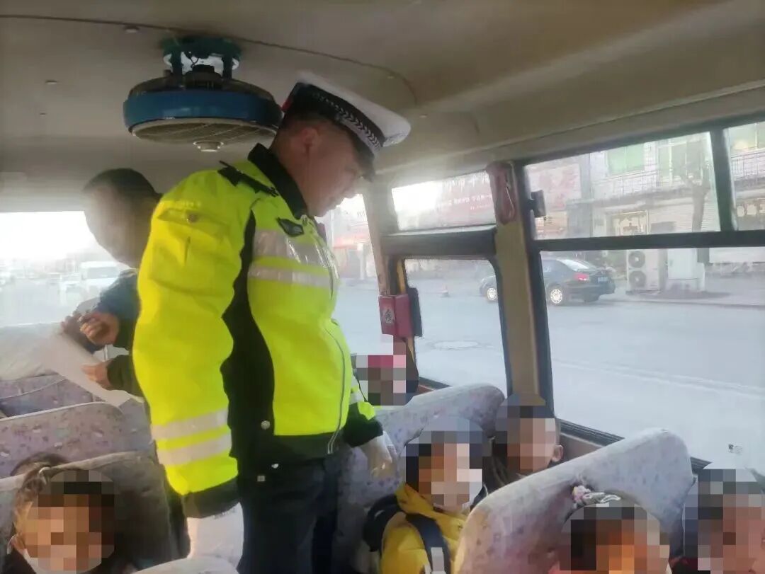 文明交通 禮行天下 | 護航“上學路”！本溪交警擰緊校車安全閥