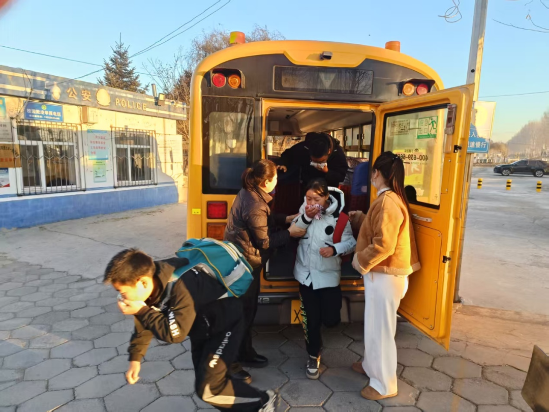 【安全防范】防患于未 燃——潘家堡九年一貫制學(xué)校開展冬季校車防火應(yīng)急演練