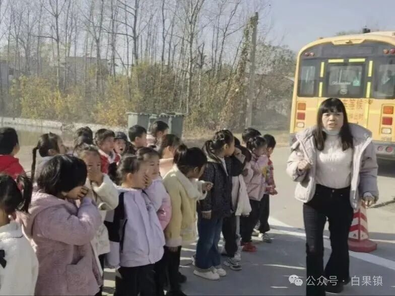 “小手拉大手·平安校車行”——麻城市第二幼兒園白果園區校車安全應急演練紀實